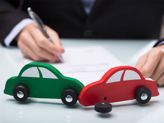 Anzugtraeger-Auto-Kollision-195564622-FO-Andrey-Popov