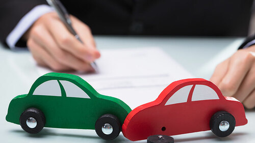 Anzugtraeger-Auto-Kollision-195564622-FO-Andrey-Popov