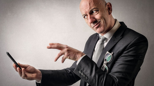 Anzugtraeger-Smartphone-skeptisch-99820506-FO-olly