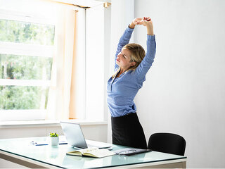 Anzugtraegerin-Buero-227407030-FO-Andrey-Popov