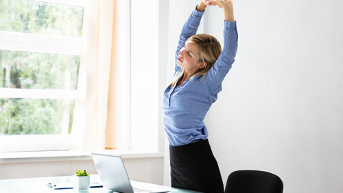 Anzugtraegerin-Buero-227407030-FO-Andrey-Popov