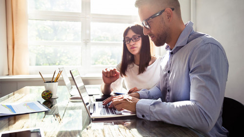 Anzugtraeger-Laptop-Anzugtraegerin-210271209-FO-Andrey-Popov