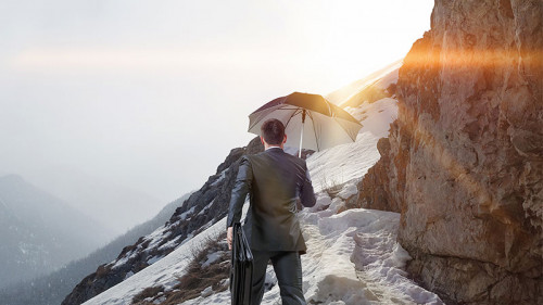 Anzugtraeger-Regenschirm-Berg-194068158-FO-Sergey-Nivens