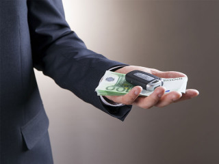 Anzugtraeger-Geldscheine-Autoschluessel-83629658-FO-staras