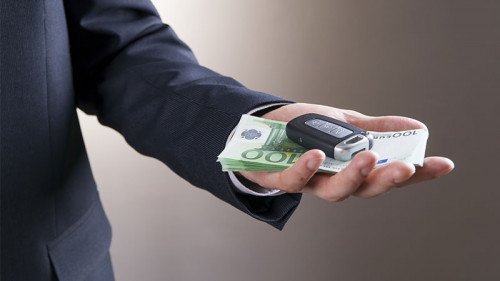 Anzugtraeger-Geldscheine-Autoschluessel-83629658-FO-staras