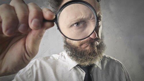 Anzugtraeger-Lupe-104288485-FO-olly