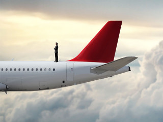 Anzugtraeger-auf-Flugzeug-28454514-FO-olly