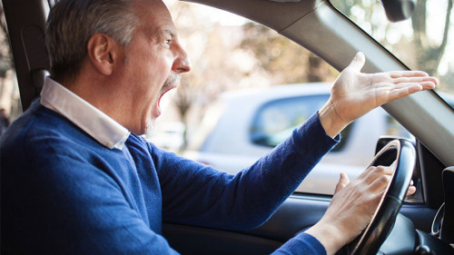 Zorniger-Autofahrer-105948325-FO-Minerva-Studio