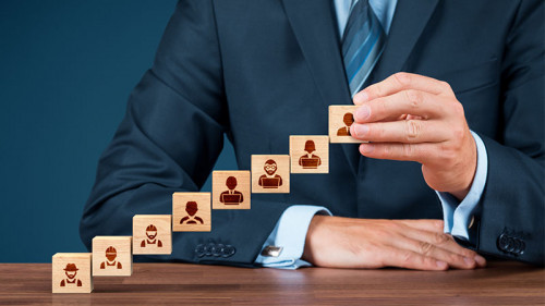 Anzugtraeger-Holzkloetzchen-Berufe-217528961-FO-Jakub-Jirsák