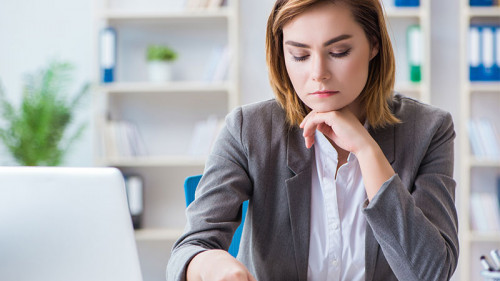 Anzuzgtraegerin-traurig-Office-187278991-FO-Elnur