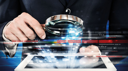 Anzugtraeger-Lupe-Tablet-122570048-FO-alphaspirit