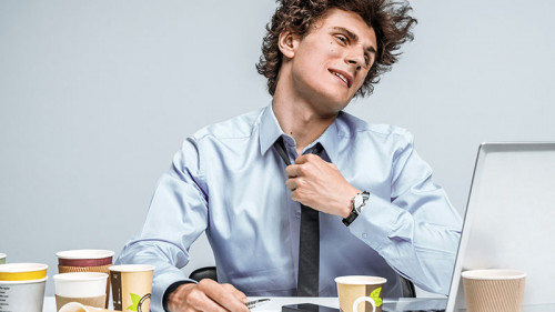 Anzugtraeger-erschoepft-Kaffee-Laptop-105098129-FO-Romario-Ien