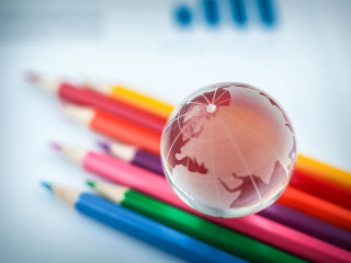 Globus-auf-Buntstiften-171049183-FO-freedarts