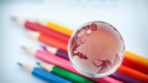 Globus-auf-Buntstiften-171049183-FO-freedarts