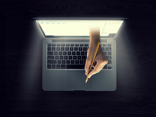 Hand-mit-Stift-aus-Laptop-204586969-FO-Sergey-Nivens