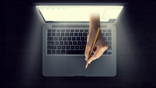 Hand-mit-Stift-aus-Laptop-204586969-FO-Sergey-Nivens