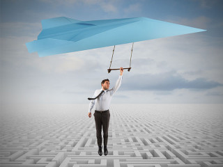 Anzugtraeger-ueberfliegt-Labyrinth-82019414-FO-alphaspirit