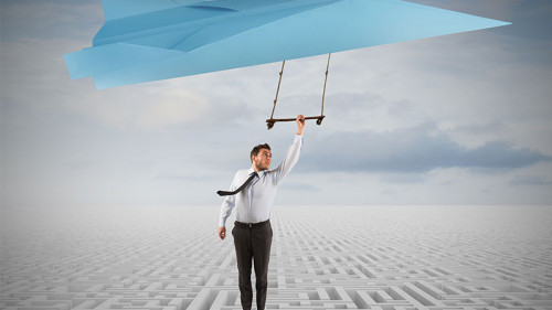 Anzugtraeger-ueberfliegt-Labyrinth-82019414-FO-alphaspirit