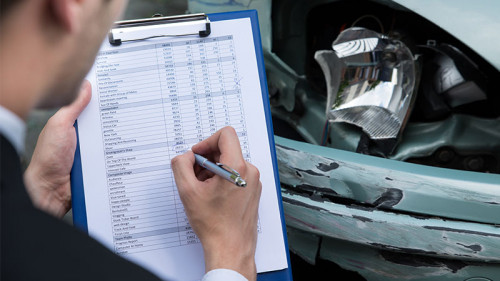 Unfallauto-Gutachter-70413104-FO-Andrey-Popov