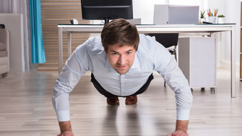 Anzugtraeger-Buero-Liegestzuetze-200477402-FO-Andrey-Popov