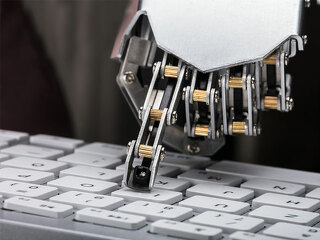 Roboter-Hand-Tastatur-188801283-FO-Andrey-Popov