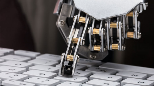 Roboter-Hand-Tastatur-188801283-FO-Andrey-Popov