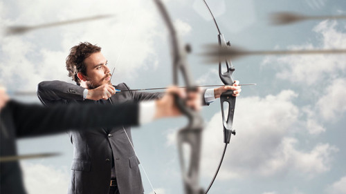 Anzugtraeger-Bogenschießen-130785723-FO-alphaspirit