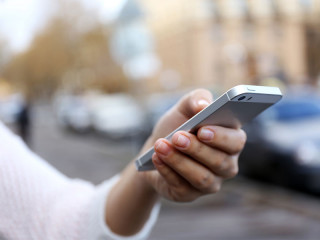 Hand-Smartphone-98183407-FO-Africa-Studio