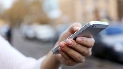 Hand-Smartphone-98183407-FO-Africa-Studio