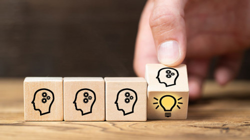 Hand-Wuerfel-Gluehbirne-Zahnraeder-Koepfe-209260680-FO-fotogestoeber