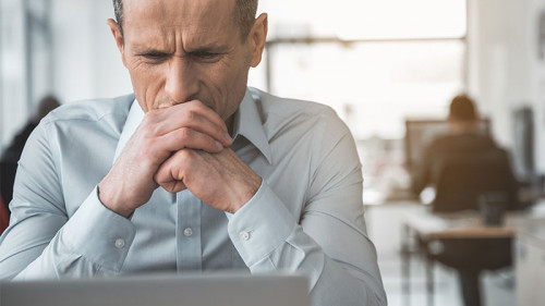 Anzugtraeger-Laptop-wuetend-204828270-FO-Yakobchuk-Olena