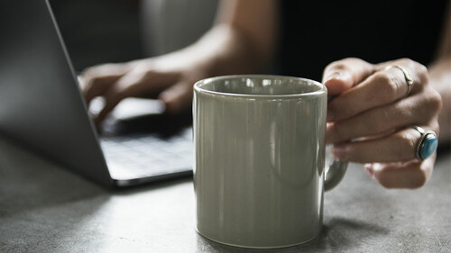 Frau-laptop-Tasse-3013761-FO-rawpixel