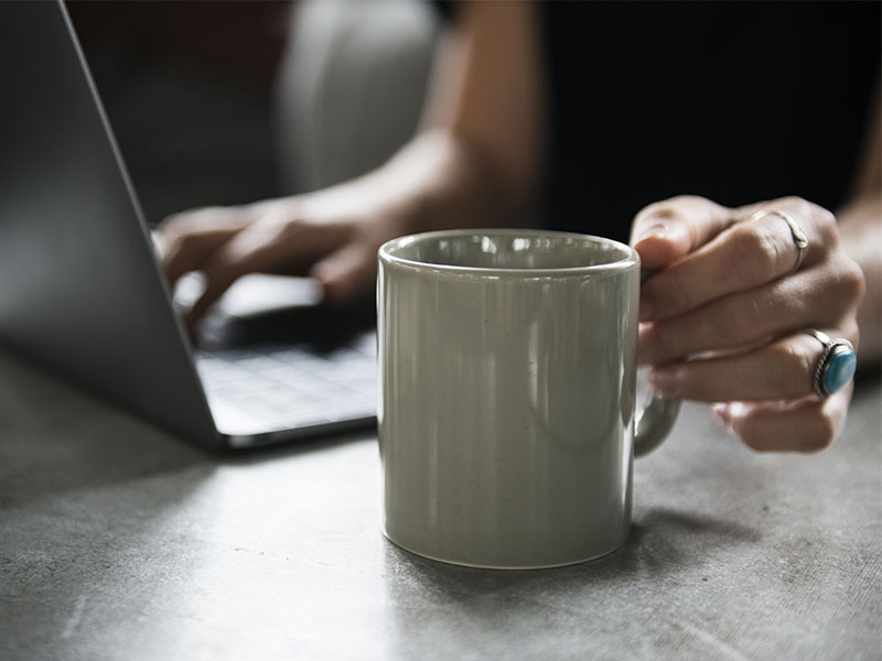 Frau-laptop-Tasse-3013761-FO-rawpixel
