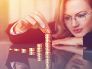 Frau-stapelt-Muenzen-135173615-FO-sakkmesterke