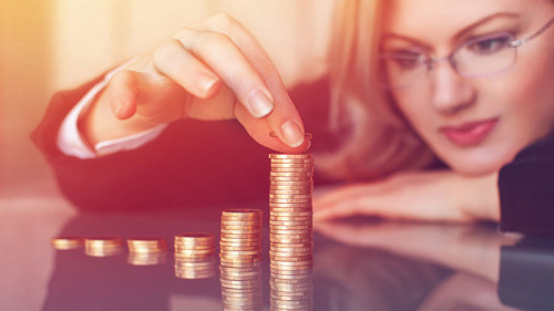 Frau-stapelt-Muenzen-135173615-FO-sakkmesterke