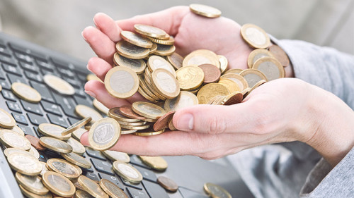 Laptop-Haende-Muenzen-196715656-FO-fox17