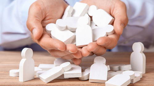 Figuren-in-Hand-207571196-FO-adragan