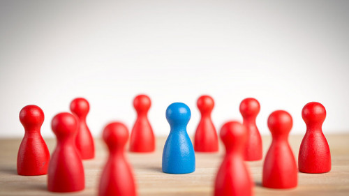 Spielfiguren-rot-blau-72205756-FO-ibreakstock