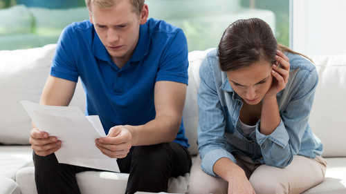 Paar-Papier-verunsichert-70972672-FO-Photographee-eu