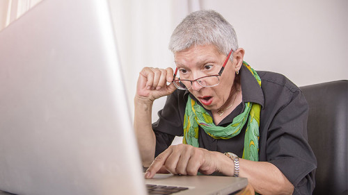 Frau-Laptop-166077281-FO-Teodor-Lazarev