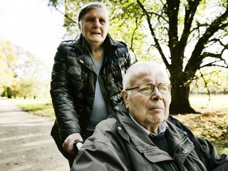 Seniioren-Paar-Rollstuhl-93845851-FO-bilderstoeckchen