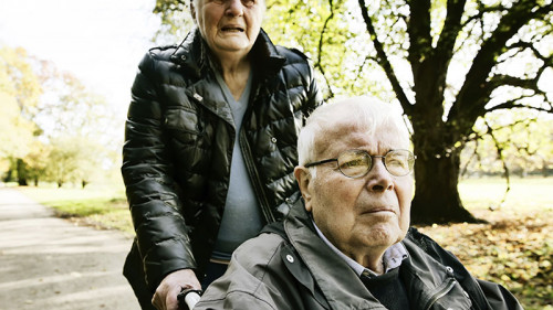 Seniioren-Paar-Rollstuhl-93845851-FO-bilderstoeckchen