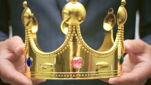 Anzugtraeger-Krone-171142469-FO-Dmitriy