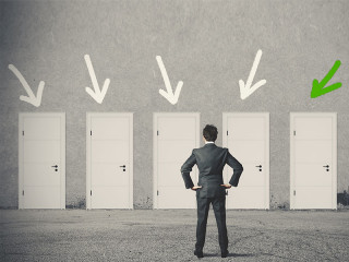 Anzugtraeger-vor-Tueren-53508819-FO-alphaspirit