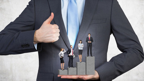 Anzugtraeger-Daumen-hoch-Balkendiagramm-103865071-FO-denisismagilov