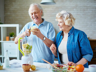 Senioren-Paar-mixt-Smoothie-96072303-FO-pressmaster