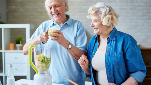 Senioren-Paar-mixt-Smoothie-96072303-FO-pressmaster