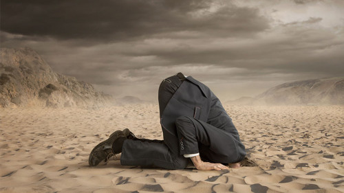 Anzugtraeger-Kopf-in-Sand-86861641-FO-rangizzz