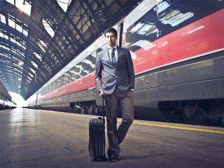 Anzugtraeger-Zug-Gepaeck-40127482-FO-olly