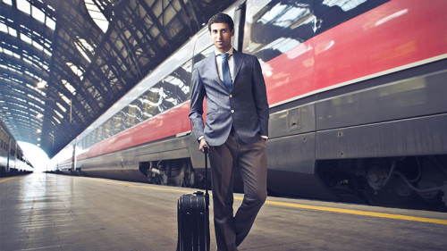 Anzugtraeger-Zug-Gepaeck-40127482-FO-olly